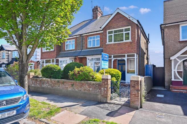 3 bed property, in Ringwood Road, £385,000