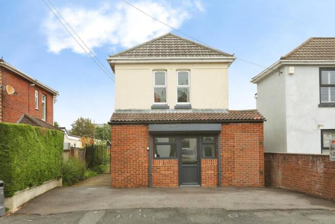 2 bed property, in Newtown Road, £375,000
