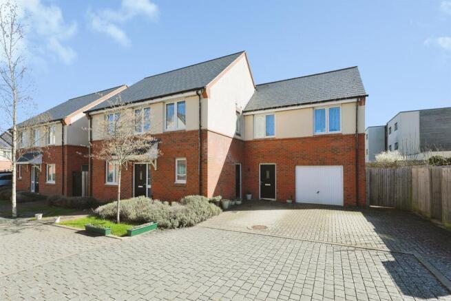 5 bed property, in Tayberry Close, £615,000