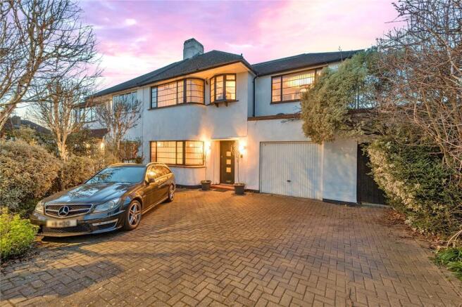 4 bed property, in Broad Walk, £880,000