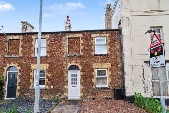 2 bed property, in Railway Road, £210,000