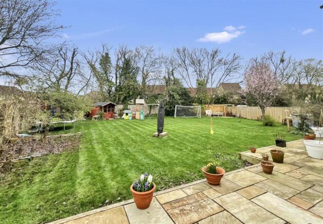 5 bed property, in Ashton Keynes, £850,000