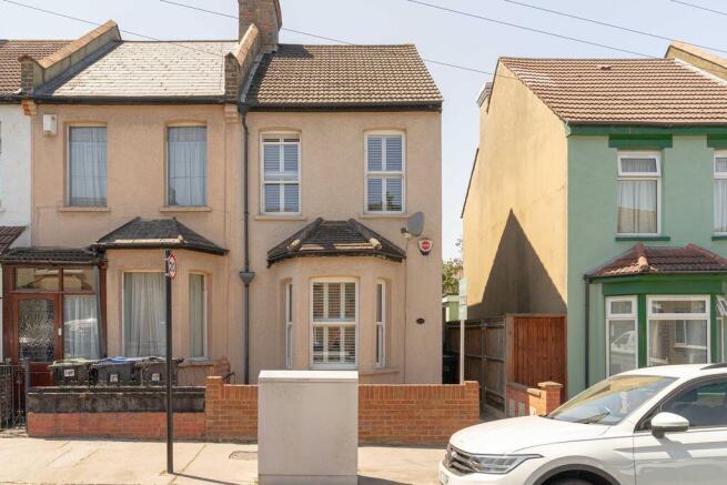 2 bed property, in Lebanon Road, £425,000