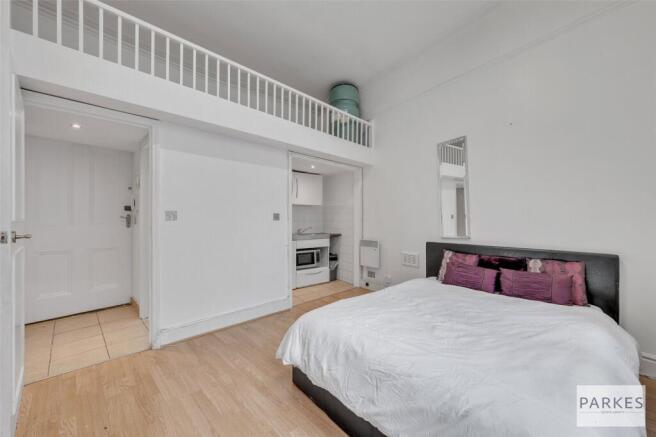 1 bed property, in Earls Court Road, £200,000