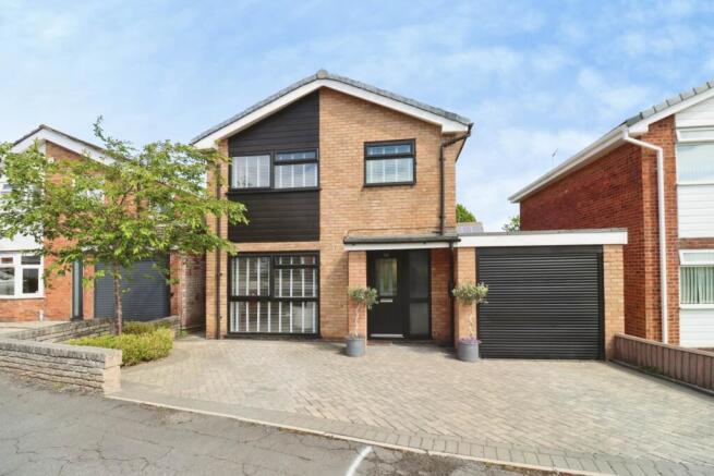 3 bed property, in Buckingham Avenue, £300,000