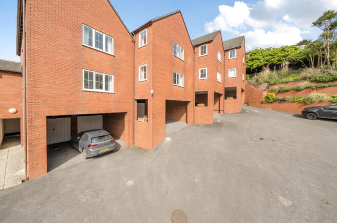 2 bed property, in Bay View Road, £275,000