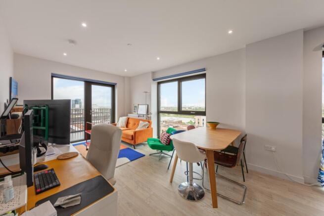 1 bed property, in Woodberry Grove, £475,000