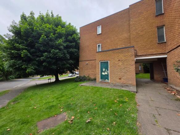2 bed property, in 31 Halstead Close, £90,000