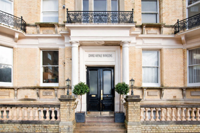 1 bed property, in Grand Avenue, £400,000