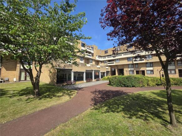 1 bed property, in Kenilworth Court, £20,000