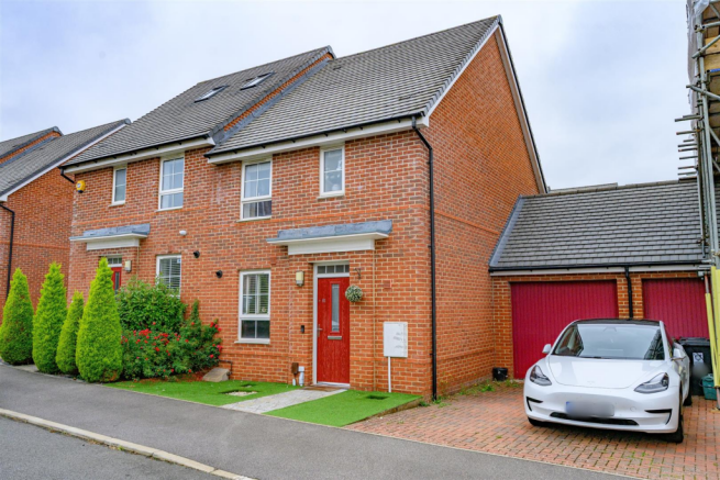 3 bed property, in Woodwhite Way, £435,000