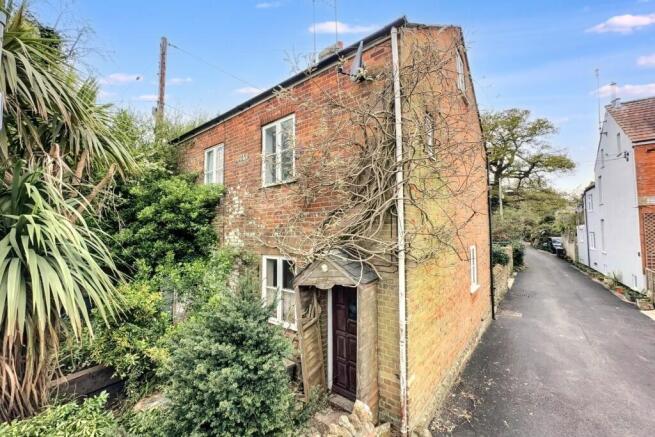 2 bed property, in 271 St. Andrews Road, £150,000