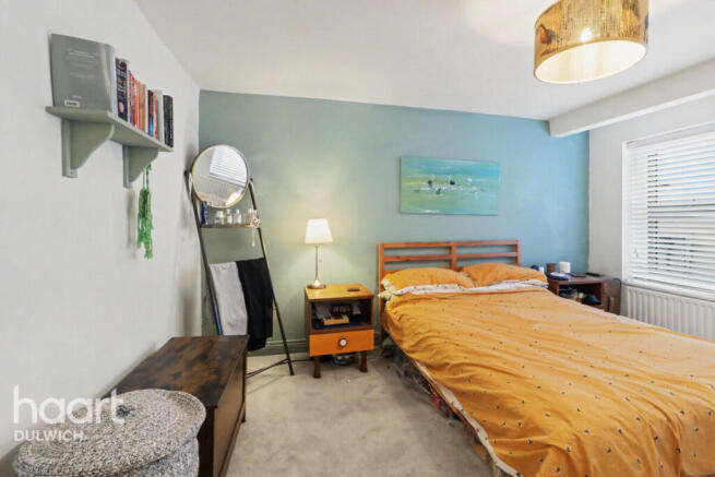 1 bed property, in Hindmans Road, £390,000