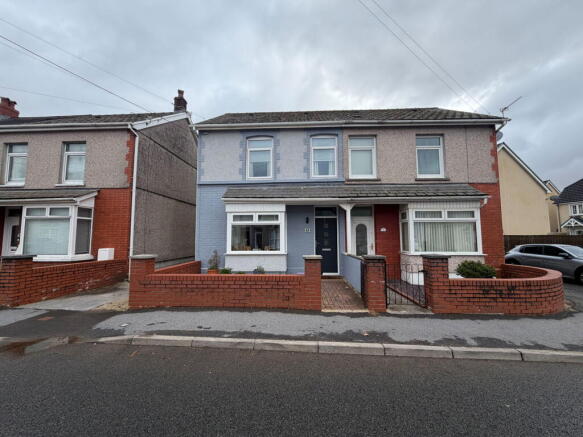 3 bed property, in Bonllwyn, £189,950