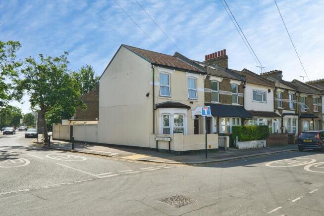 3 bed property, in Caistor Park Road, £525,000