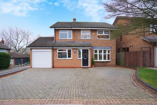 4 bed property, in Home Close, £550,000