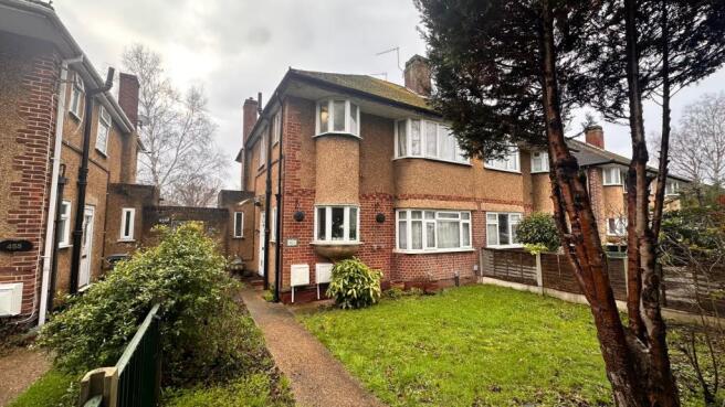 1 bed property, in Staines Road, £234,950