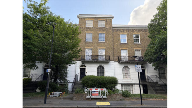 1 bed property, in 29D Foxley Road, £280,000