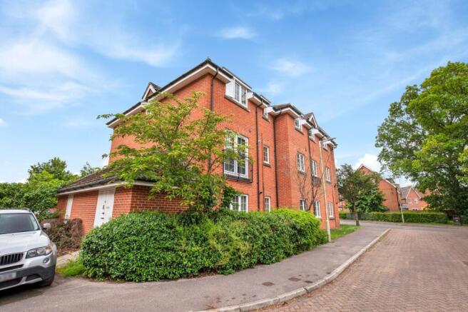 2 bed property, in Hawthorn Way, £210,000