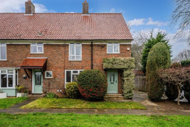 3 bed property, in Gale Crescent, £550,000