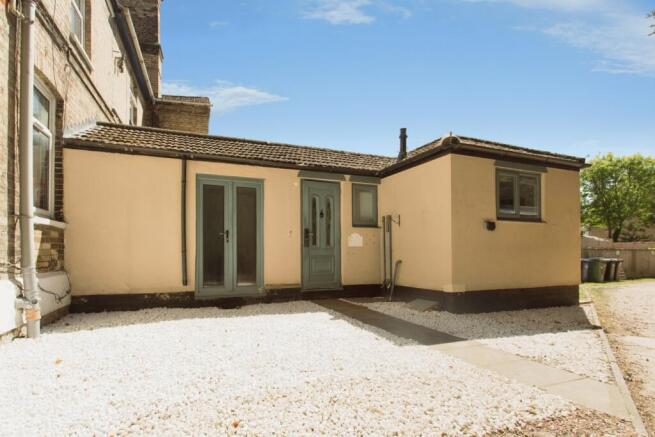 1 bed property, in Ermine Street, £100,000