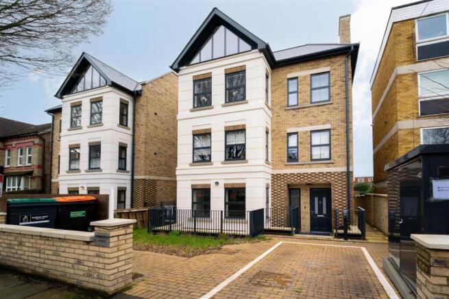 1 bed property, in Somerset Road, £325,000