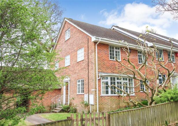 3 bed property, in Hollywood Court, £450,000