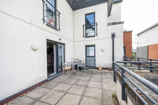 2 bed property, in Brisbane Road, £495,000