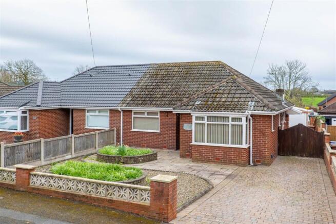 2 bed property, in Hall Carr Lane, £249,950