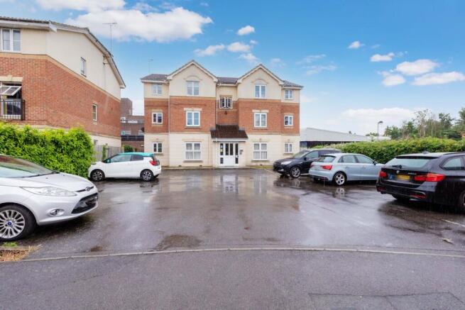 1 bed property, in Scholars Walk, £230,000