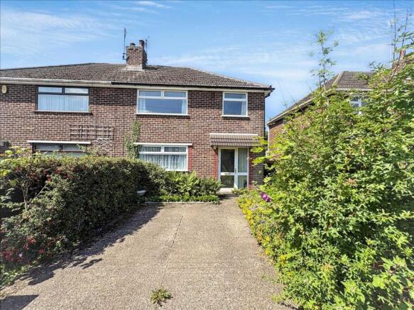 3 bed property, in Manor Crescent, £185,000