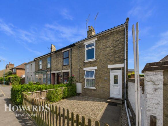 2 bed property, in High Street, £180,000