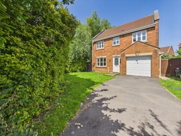 4 bed property, in Lypstone Close, £350,000