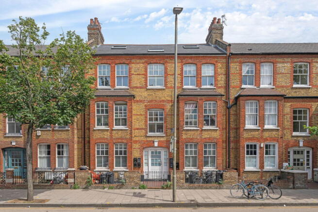 3 bed property, in Queenstown Road, £585,000