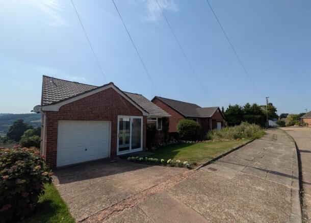 3 bed property, in Woodleigh Close, £340,000
