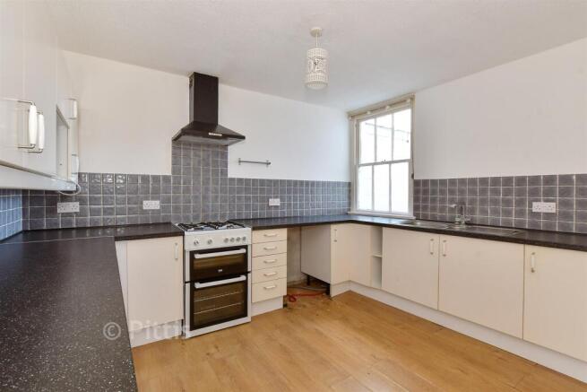 3 bed property, in Arctic Road, £230,000