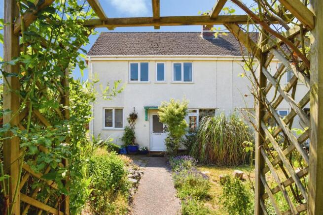 3 bed property, in Amory Road, £260,000