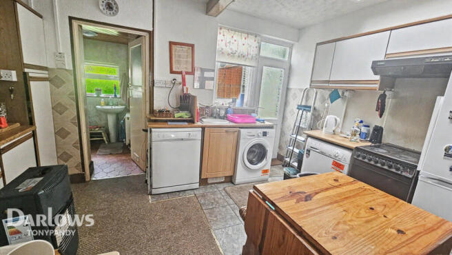 3 bed property, in Ynyswen Road, £125,000