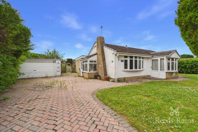 3 bed property, in Manor Close, £375,000