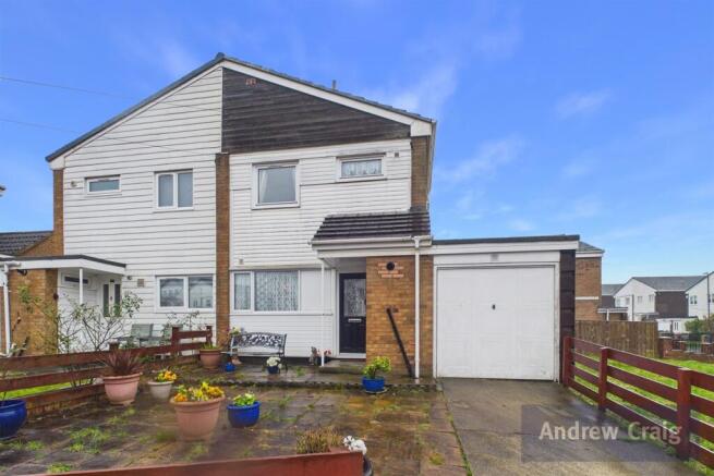 2 bed property, in Bramham Court, £125,000