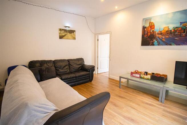 4 bed property, in Brackenbury Road, £198,000