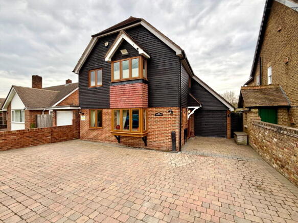 4 bed property, in Impressive family home boasting a generous garden and rural views in a sought after village, £650,000