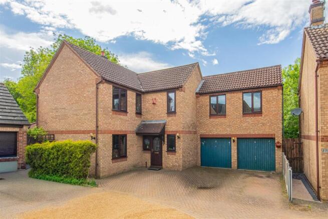 5 bed property, in Troon Crescent, £440,000