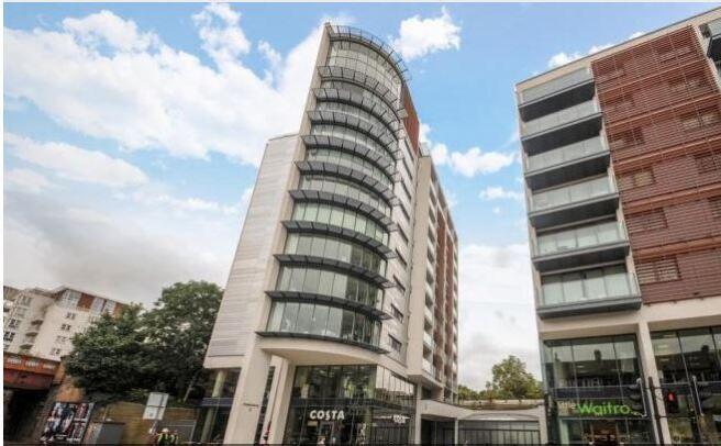 2 bed property, in Ireton House, £450,000