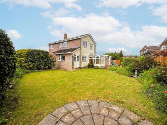 4 bed property, in Bannetts Tree Crescent, £490,000