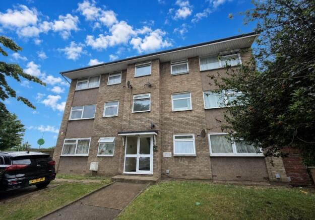 2 bed property, in 171B Whalebone Lane South, £115,000