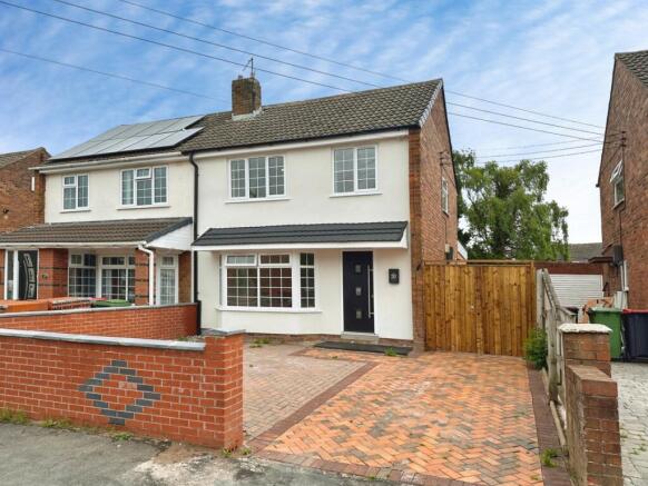 3 bed property, in Preston Grove, £250,000