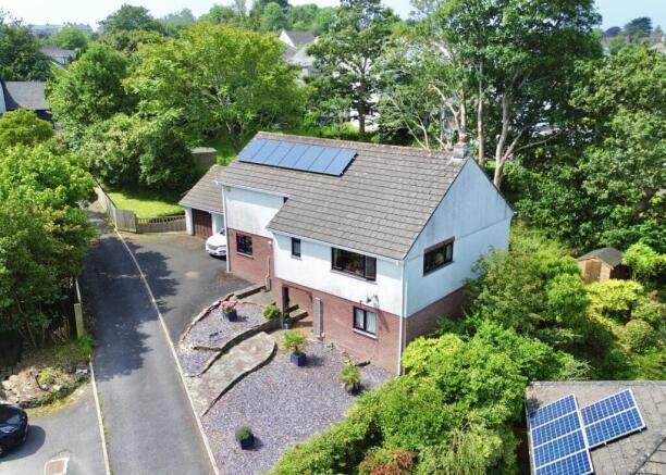4 bed property, in Hurland Road, £550,000