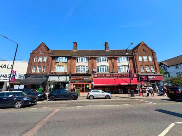 1 bed property, in The Broadway, £210,000