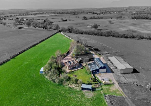 4 bed property, in Bank Farm, £695,000
